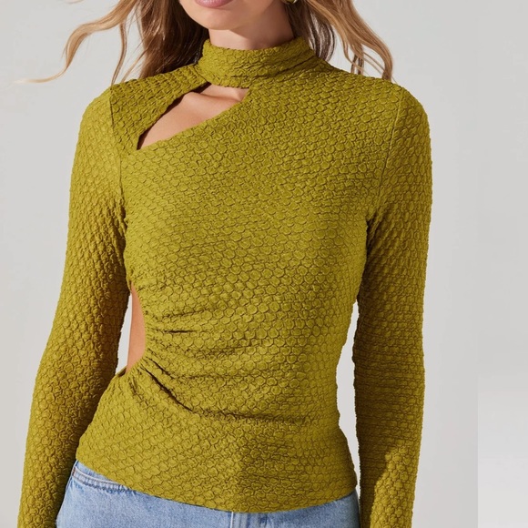 Astr The Label TEXTURED CUTOUT LONG SLEEVE TOP - Picture 2 of 6